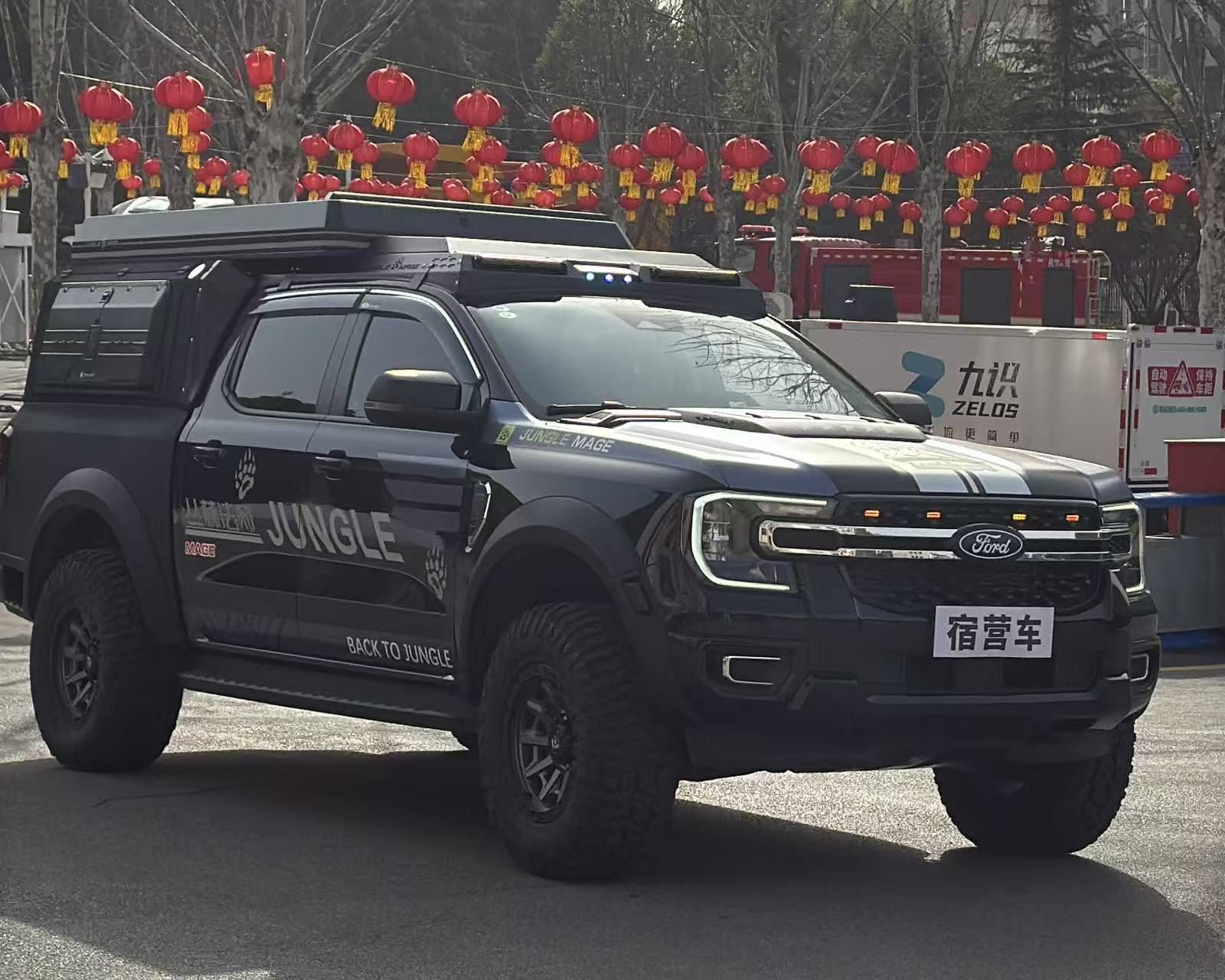 震序公司攜正遠(yuǎn)牌釣魚(yú)宿營(yíng)車(chē)及前突皮卡車(chē)兩款車(chē)型亮相十堰市“新春第一會(huì)”