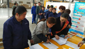 十堰農(nóng)商行“金融服務(wù)進(jìn)廠區(qū)”  來震序集團(tuán)為員工服務(wù)